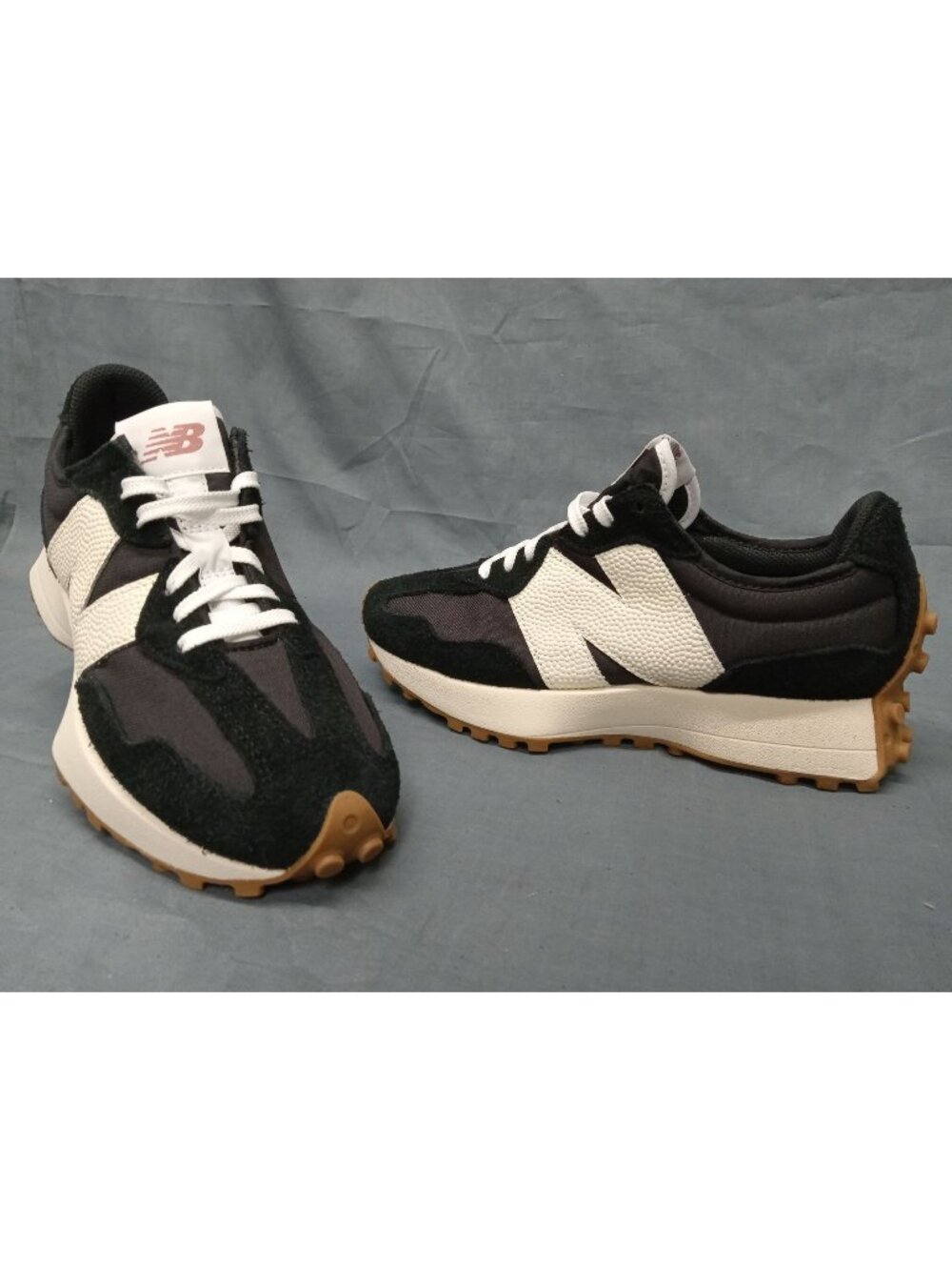 New Balance 327 Sneakers WS327BL Black White Gum Womens Size 7.5 NEW NO BOX!